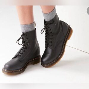 Dr.Martens Luana Lace Up Combat Boots Womens 8 Black Leather Floral Lined Grunge